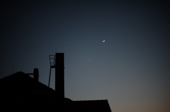 Mond und Venus über den Dächern